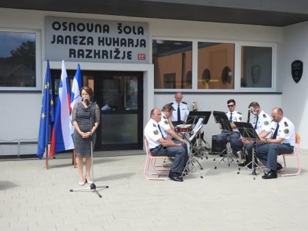 Odkritje spominske plošče na stavbi Osnovne šole Janeza Kuharja Razkrižje 32